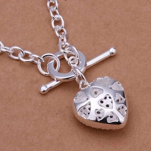 🌟 Silver Heart Pendant Necklace - Picture 2 of 3